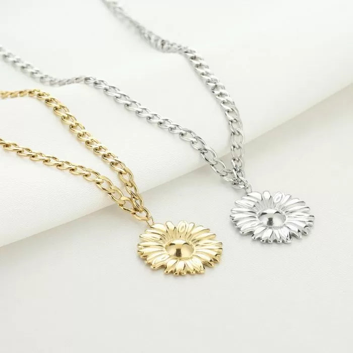 Close-up gouden ketting met zonnebloem hanger – Naome Boutique sieraden