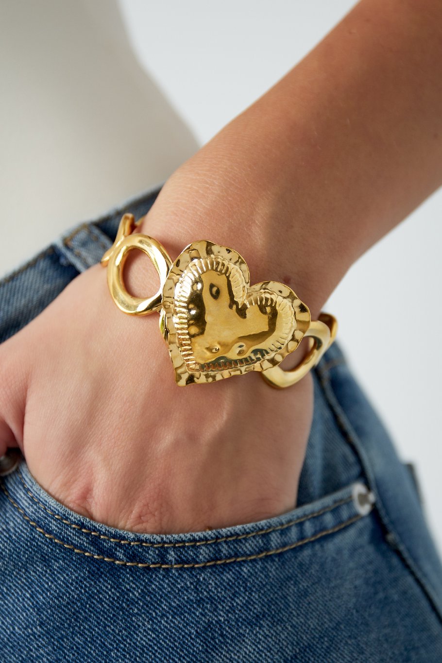 Goudkleurige stainless steel cuff bracelet met bold design – Naomé Boutique