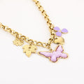Butterfly Charm Necklace met paarse vlinderhanger en gouden details – Naomé Boutique
