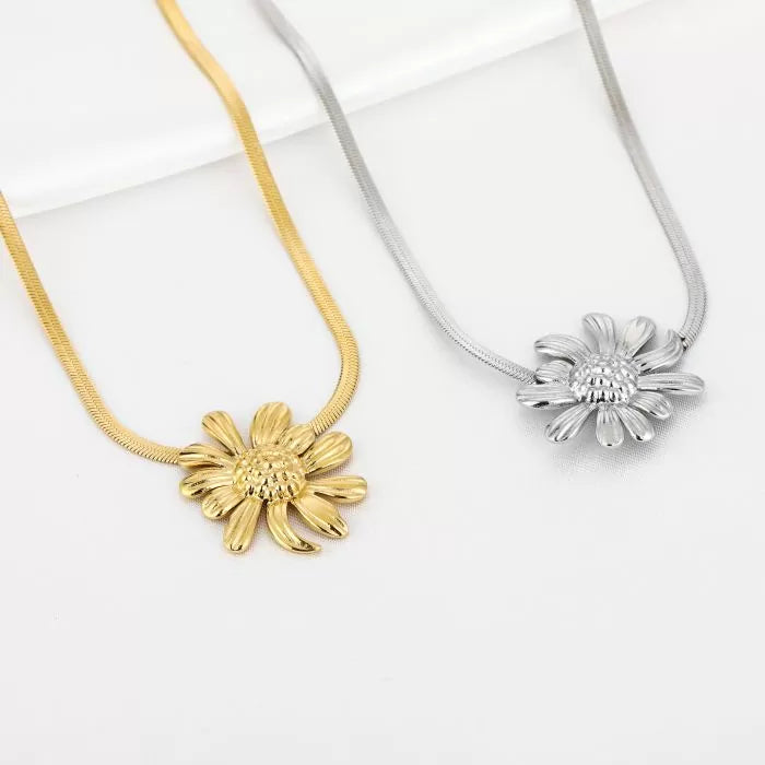 Golden Daisy Necklace en zilveren variant naast elkaar – stainless steel sieraden collectie