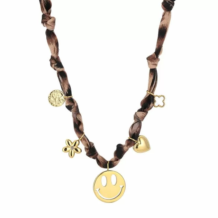 Happy Leopard Charm – close-up met smiley, hartje en bloem charms