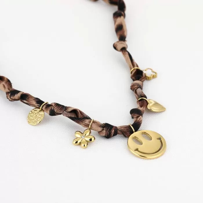 Happy Leopard Charm ketting met leo print lint en gouden bedels – Naomé Boutique