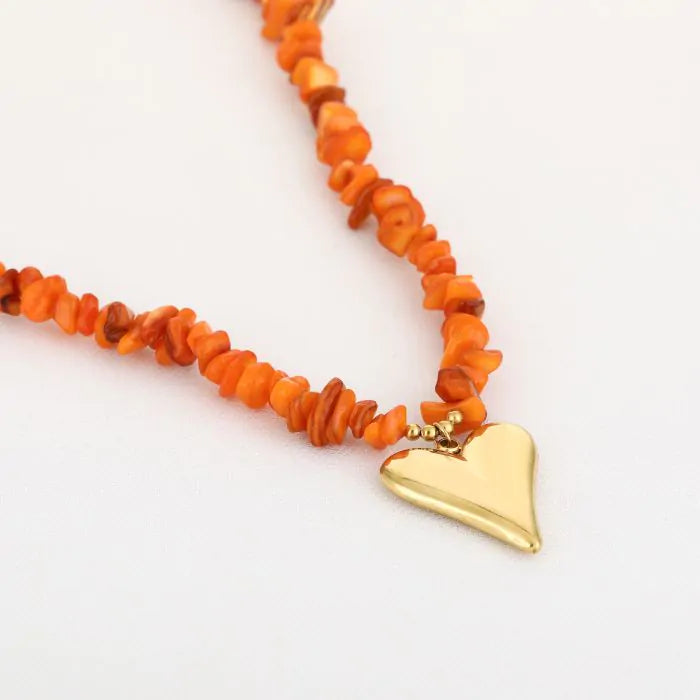 Heart Stone Necklace in oranje met gouden hart-hanger en kralen – Naomé Boutique