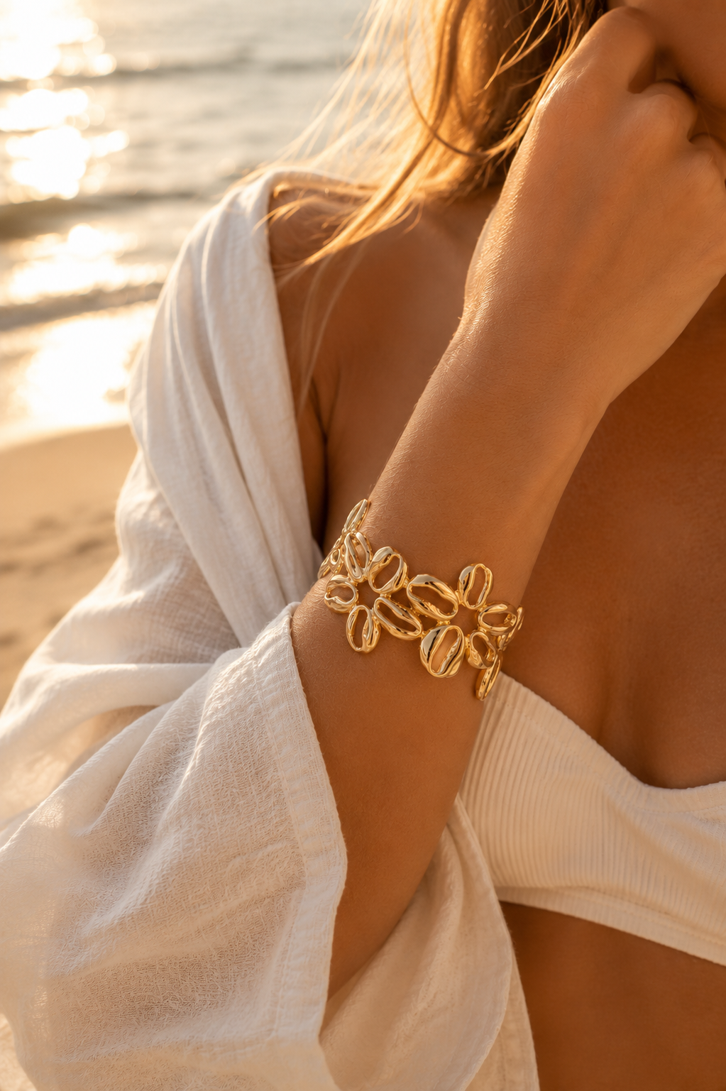 Ocean Bloom Bangle Gold in witte schelp met luxe zomerse styling