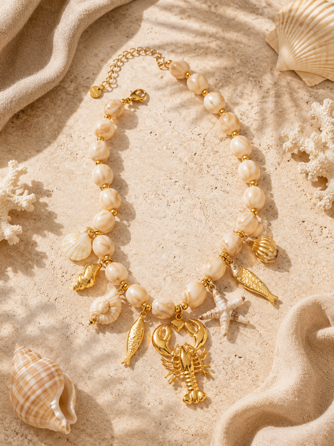 Ocean Charm Necklace Beige met beige kralen en goudkleurige oceaanbedels