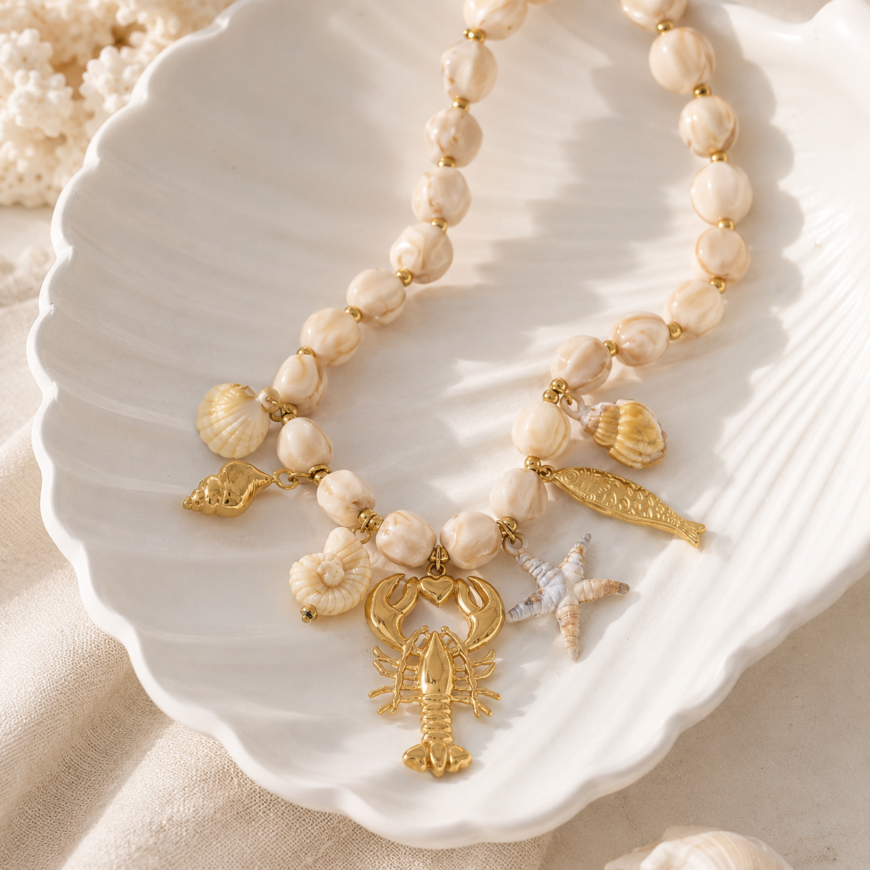 Ocean Charm Necklace Beige op beige steen met schelpen in luxe beach setting