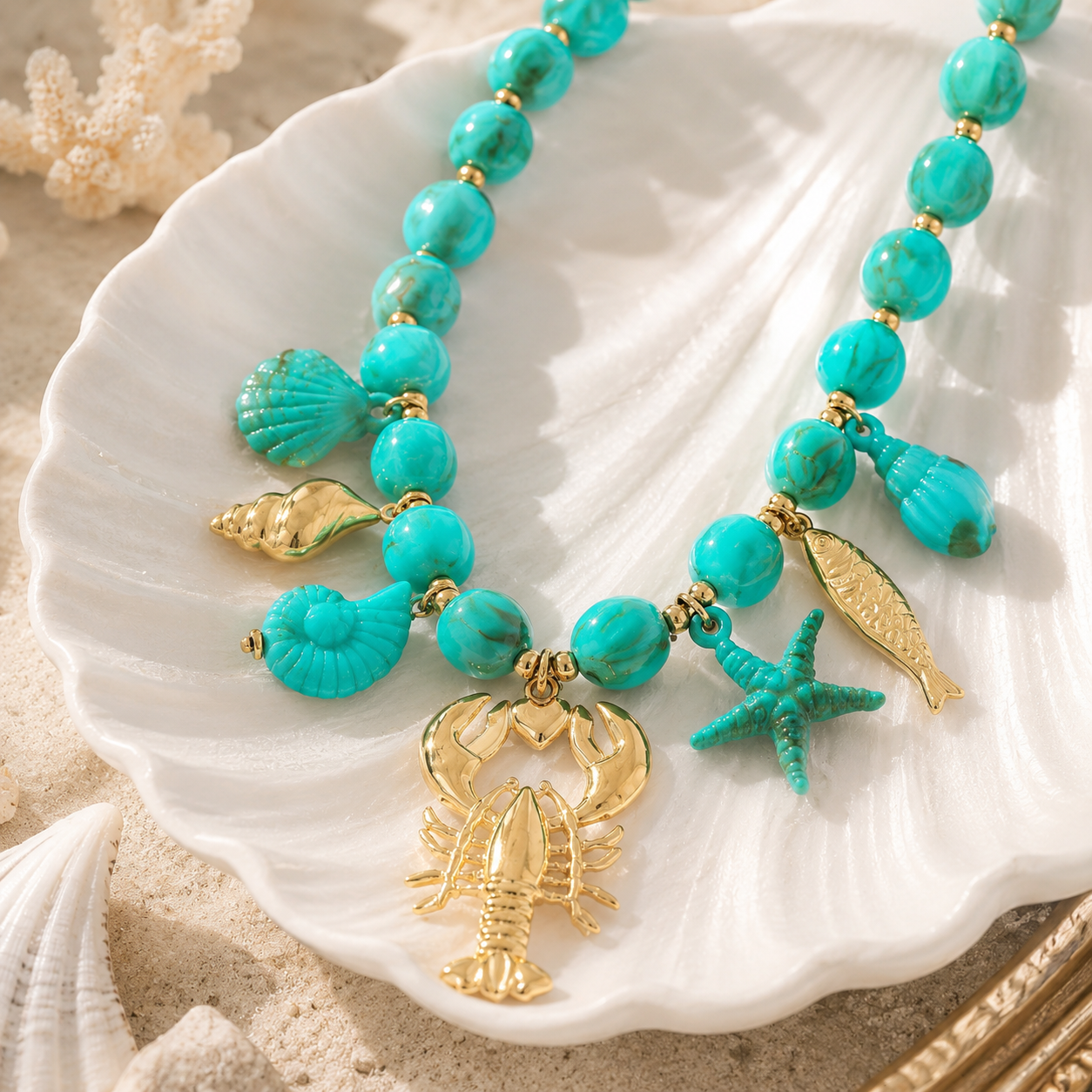 Ocean Charm Necklace Turquoise op beige steen met schelpen in luxe beach setting