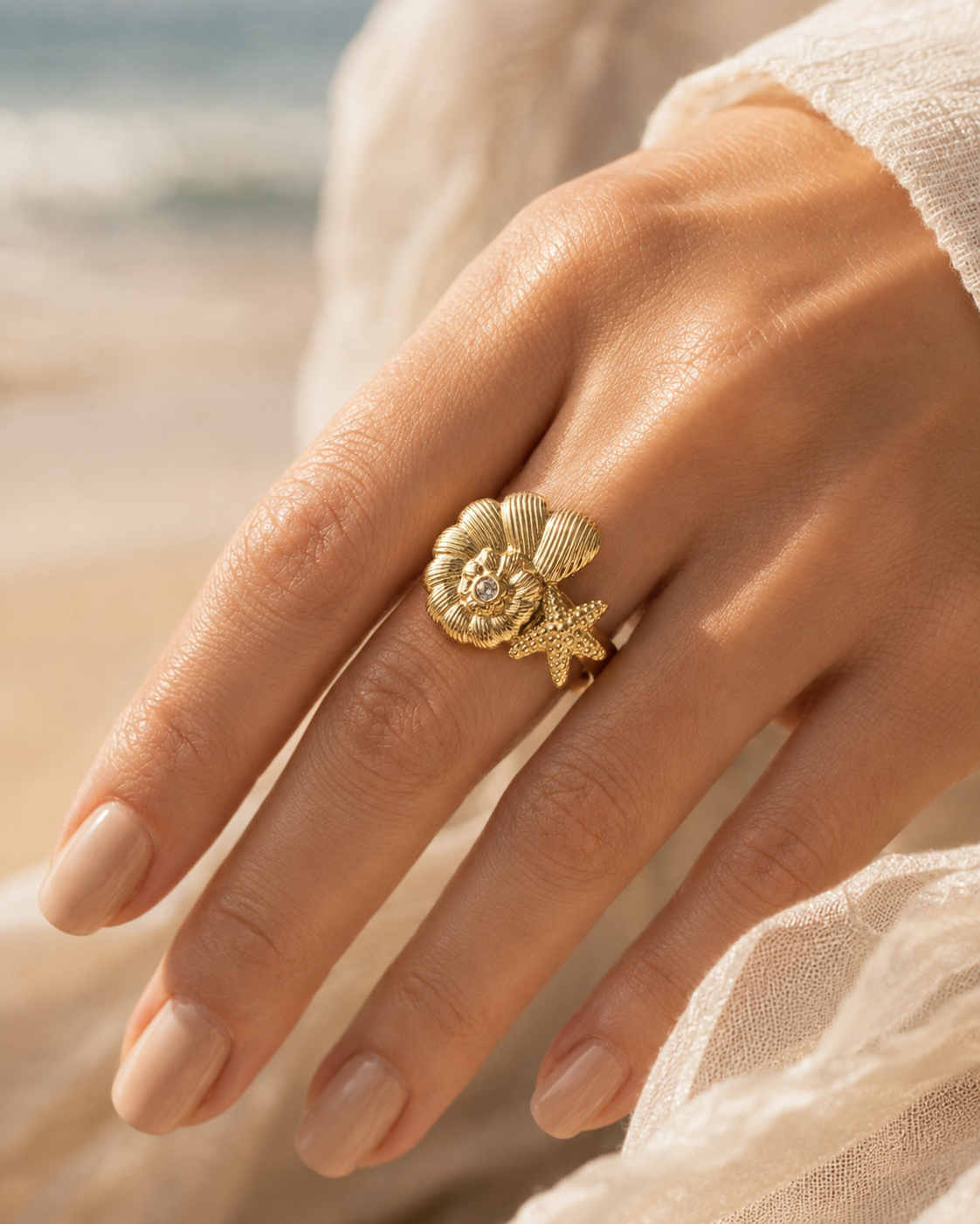 Ocean Glow Ring Gold op zand met schelpen in luxe beach setting