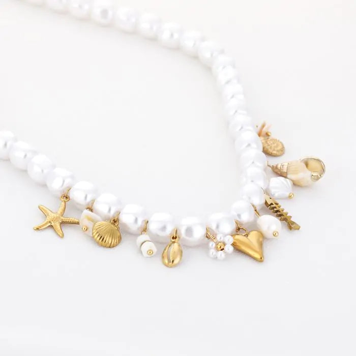Ocean Treasures Necklace met parelkralen en gouden charms – Naomé Boutique