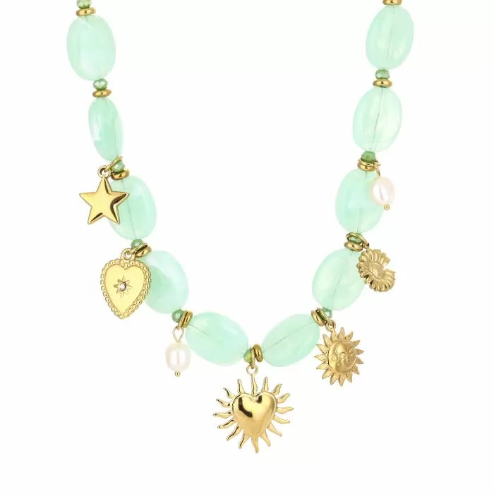 Sun & Heart Charm Necklace – close-up met zon, hart, ster en parel charms
