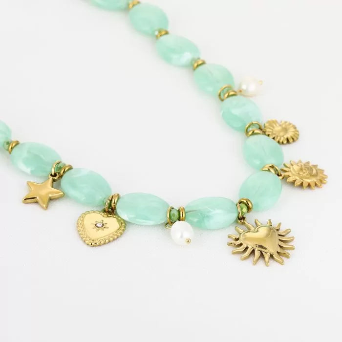 Sun & Heart Charm Necklace met groene kralen en gouden hangers – Naomé Boutique