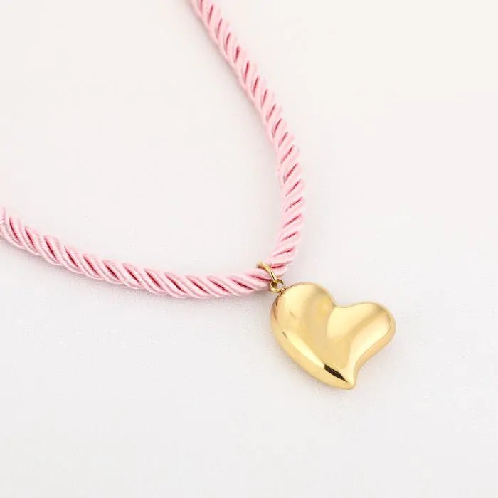 Sweetheart Necklace met roze koord en gouden hart-hanger – Naomé Boutique