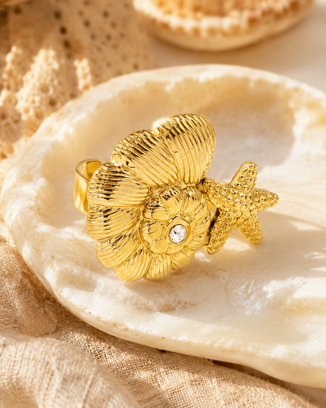 Verstelbare gouden ring van stainless steel met schelp, zeester en subtiel glanssteentje